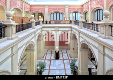 Hof, ehemalige königliche Tabakfabrik (heute Universität), Sevilla, Spanien Stockfoto