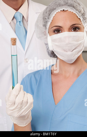 Laboranten, die Analyse einer Probe in ein Reagenzglas Stockfoto