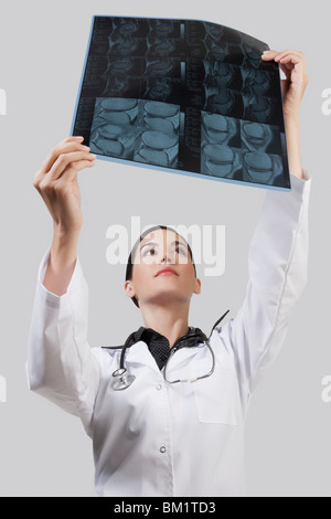 Ärztin untersucht einen Röntgen-Bericht Stockfoto