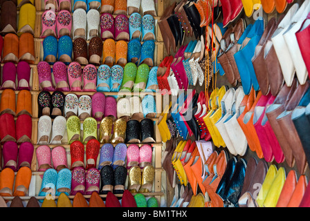 Traditionelles Schuhwerk (Babouches) für den Verkauf in den Souk, Medina, Marrakesch (Marrakech), Marokko, Nordafrika, Afrika Stockfoto