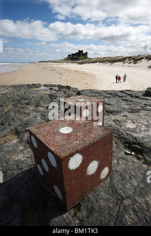 Zwei riesigen Betonblöcke gemalt als Würfel, Bamburgh Strand und Schloss, Northumberland, UK Stockfoto