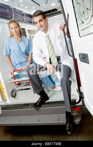 Arzt, eine Krankenschwester in einem Krankenwagen sitzen Stockfoto