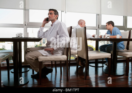 Ärzte während der Kaffeepause eine cafeteria Stockfoto