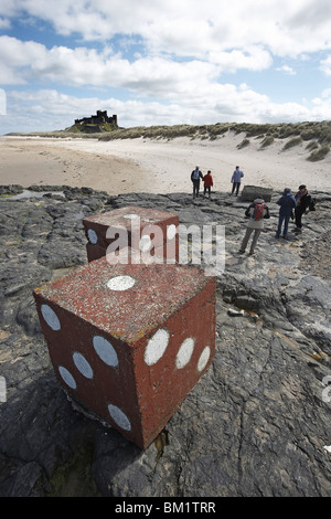 Zwei riesigen Betonblöcke gemalt als Würfel, Bamburgh Strand und Schloss, Northumberland, UK Stockfoto