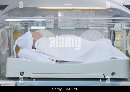 Neugeborenes Baby im Brutkasten Stockfoto