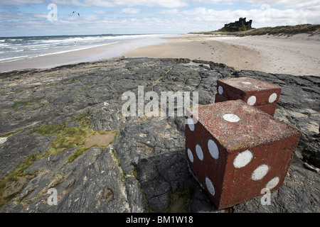 Zwei riesigen Betonblöcke gemalt als Würfel, Bamburgh Strand und Schloss, Northumberland, UK Stockfoto