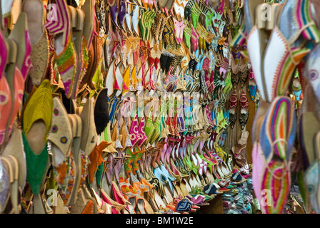 Traditionelles Schuhwerk (Babouches) für den Verkauf in den Souk, Medina, Marrakesch (Marrakech), Marokko, Nordafrika, Afrika Stockfoto