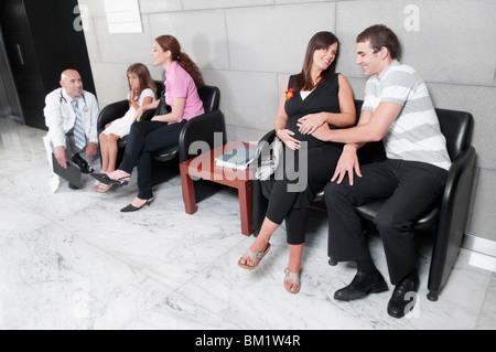 Patienten und Arzt im Wartezimmer Stockfoto