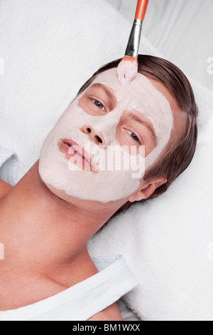 Mann mit Gesichtsmaske Stockfoto