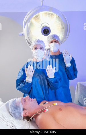 Zwei Chirurgen mit einem Patienten in einem OP-Saal Stockfoto