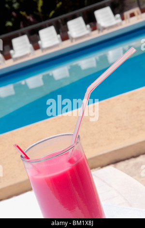 Glas Fruchtsaft am Pool Stockfoto