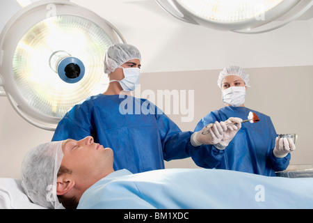 Zwei Chirurgen, die ein Patient in einem OP-Saal in Betrieb Stockfoto