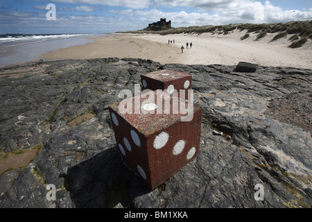 Riesigen Betonblöcke gemalt als Würfel, Bamburgh Strand und Schloss, Northumberland, UK Stockfoto