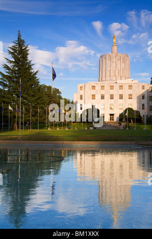 Reflexion des State Capitol Gebäude in Salem, Oregon, Vereinigte Staaten von Amerika, Nordamerika Stockfoto