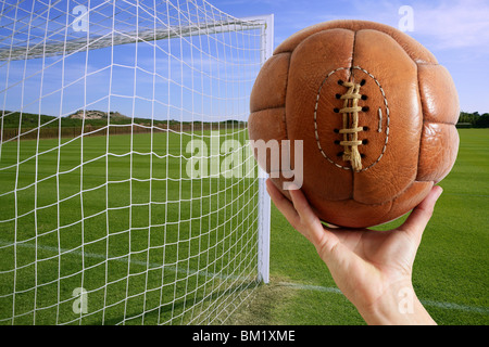 Fußball-Jahrgang ball in der hand net Fußball Ziel grün Hintergrund Stockfoto