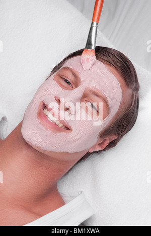 Mann mit Gesichtsmaske Stockfoto