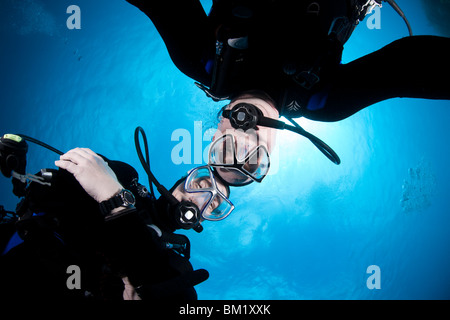 Taucher schwebt zusammen auf eine Sicherheit zu stoppen. Stockfoto