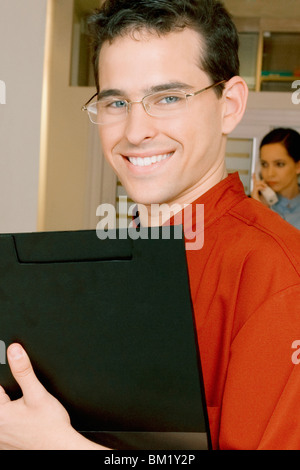 Nahaufnahme von einem männlichen Arzt hält eine Datei Stockfoto