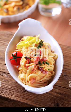 Schüssel Spaghetti mit Speck, Zwiebeln und Ei Stockfoto