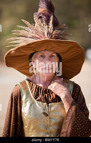 Gainesville, FL - Jan 2009 - Senior Frau gekleidet in zeitgenössischer Kleidung als Hexe auf mittelalterlichen Jahrmarkt Hoggetowne Stockfoto