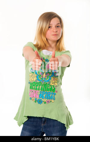 Ein junge Teenager-Mädchen gibt die Daumen nach oben. Stockfoto