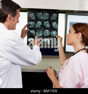 Zwei Ärzte untersuchen MRT Bericht Stockfoto
