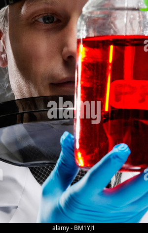 Arzt hält eine Flasche Lösung in einem Labor Stockfoto