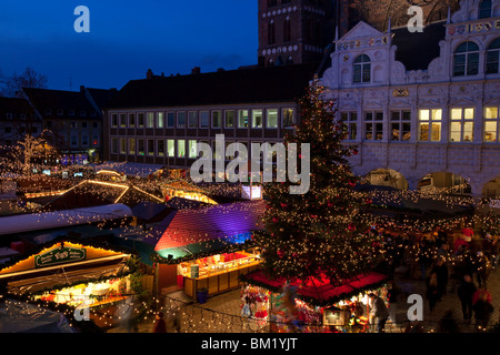 Illuminationen und Stände auf dem Weihnachtsmarkt auf dem Marktplatz vor dem Rathaus, Lübeck, Deutschland Stockfoto