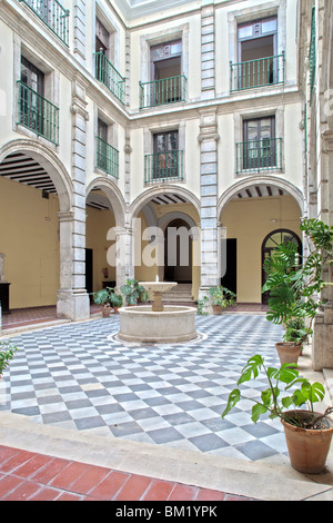 Hof, ehemalige königliche Tabakfabrik (heute Universität), Sevilla, Spanien Stockfoto