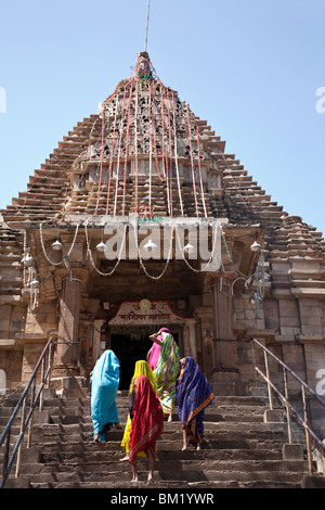 Indische Frauen in Matangesvara Tempel. Khajuraho. Madhya Pradesh. Indien Stockfoto