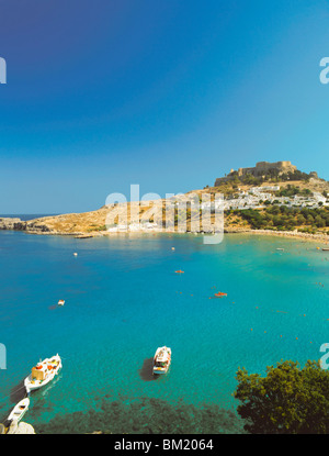 Akropolis mit Blick auf Bucht, Lindos, Rhodos, Dodekanes, griechische Inseln, Griechenland, Europa Stockfoto