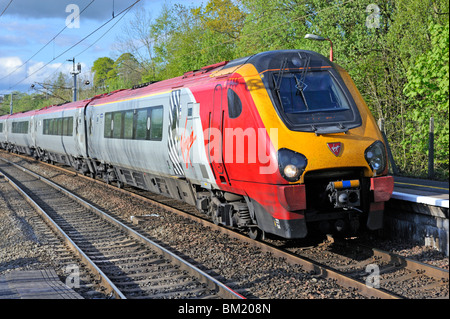 Jungfrau-Züge-Klasse-221-SuperVoyager 221 114 "Sir Francis Drake" nähert sich Oxenholme Station, Cumbria, England, Großbritannien, Europa. Stockfoto