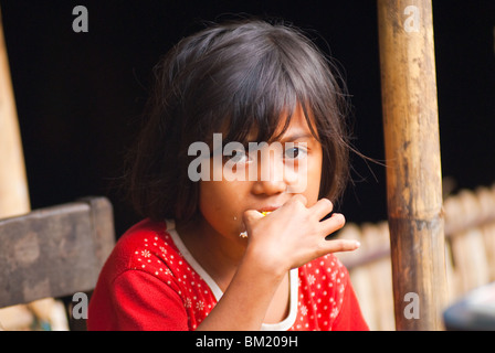 Junges Mädchen auf dem Weg zum Gunung Rinjani, Lombok, Indonesien Stockfoto