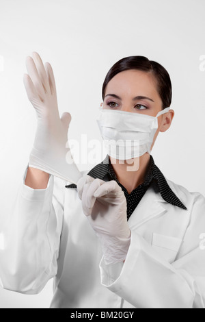 Ärztin, OP-Handschuhe anziehen Stockfoto
