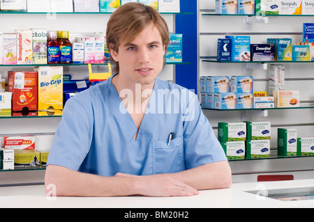 Männlichen Apotheker sitzen in einem medizinischen speichern Stockfoto