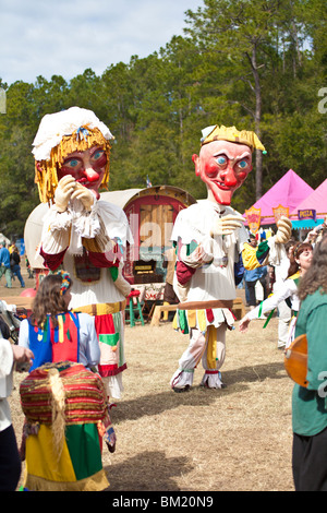 Gainesville FL - Januar 2009 - Riese leitete männliche und weibliche Jester Kostüme auf mittelalterlichen Jahrmarkt Hoggetowne Stockfoto