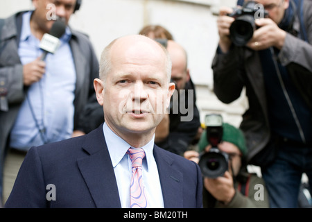 William Hague im Gespräch mit der Presse nach Koalition spricht mit der Lib Dems nach der Wahl 2010. Stockfoto