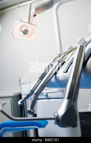 Nahaufnahme von zahnärztlichen Instrumenten in einem Untersuchungsraum Stockfoto