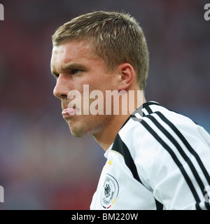 Lukas Podolski Deutschlands während Warm Ups vor einem UEFA Euro 2008-Gruppe B-match gegen Österreich beim Ernst-Happel-Stadion. Stockfoto