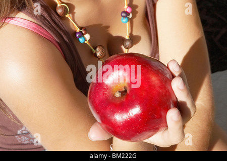 Nahaufnahme einer Frau mit einem Apfel Stockfoto