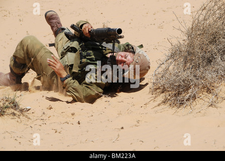 Weibliche israelische Infanteristen, die Ausbildung in der Wüste Stockfoto