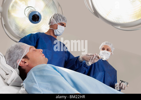 Zwei Chirurgen, die ein Patient in einem OP-Saal in Betrieb Stockfoto