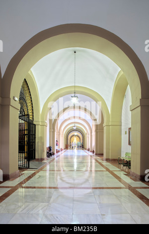 Korridor, an der Universität Sevilla (ehemalige königliche Tabakfabrik), Spanien Stockfoto