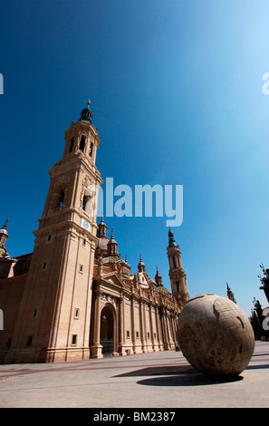 Basilica de Nuestra Senora del Pilar dominiert die weite von der Plaza del Pilar im Zentrum von Zaragoza, Aragon, Spanien Stockfoto