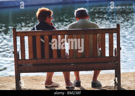 Senior paar sitzt am Meer, Conleau Insel, Stadt Vannes, überweisen von Morbihan, Bretagne, Frankreich Stockfoto