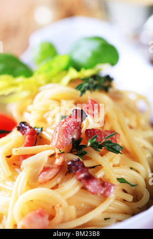 Schüssel Spaghetti mit Speck, Zwiebeln und Ei Stockfoto