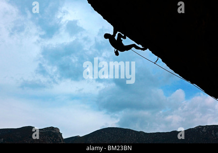 Ein Bergsteiger befasst sich eine stark überhängende Route in den Höhlen der Mascun Schlucht, Berge der Sierra de Guara, Aragon, Spanien Stockfoto