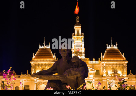 NightShot von Ho Chi Minh-Statue vor dem Hôtel de Ville in zentralen Ho-Chi-Minh-Stadt Stockfoto