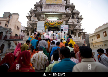 Anhänger, die Schlange, um Puja in der Abenddämmerung am Kankera Festival nach Diwali Feiern tun Jagdish Tempel, Udaipur, Rajasthan, Indien Stockfoto