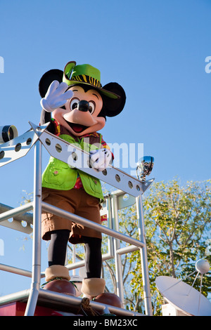 Mickey Mouse Figur reitet Schwimmer in Jammin ' Dschungel-Parade an Disneys Tierkönigreich in Orlando Florida Stockfoto